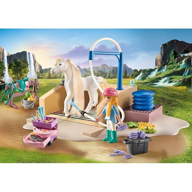 Playmobil - Washing Station with Isabella and Lioness (71354)