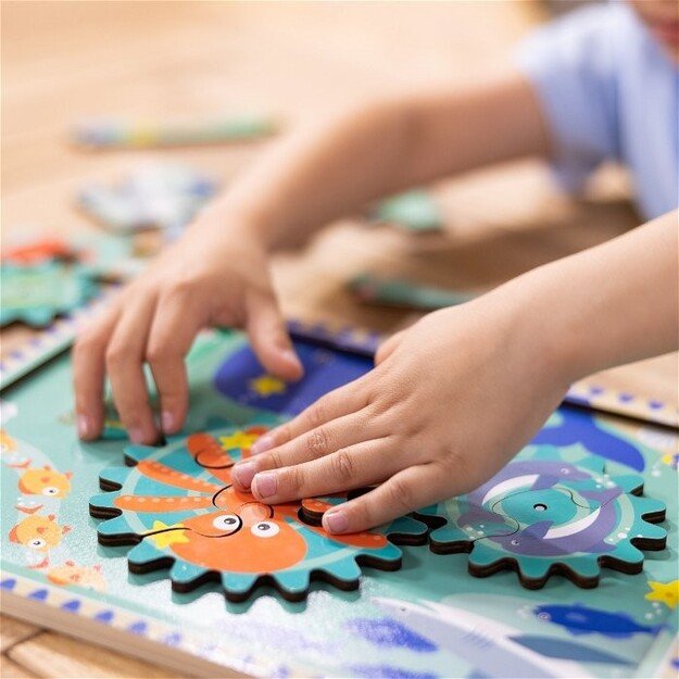 Melissa and Doug - Underwater Wooden Gear Puzzle - (31003)