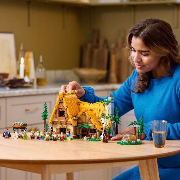 LEGO Disney - Snow White and the Seven Dwarfs Cottage (43242.)