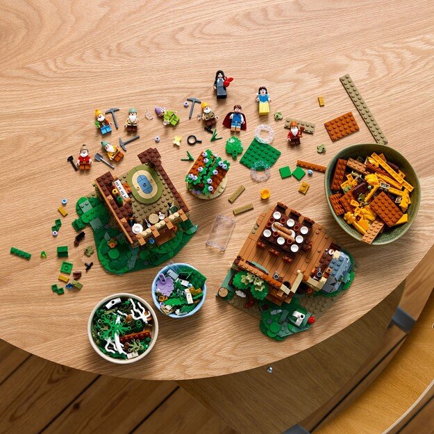 LEGO Disney - Snow White and the Seven Dwarfs Cottage (43242.)