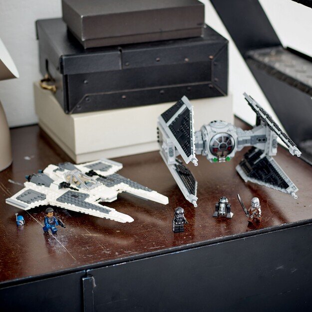 LEGO Star Wars - Mandalorian Fang Fighter vs. TIE Interceptor (75348)